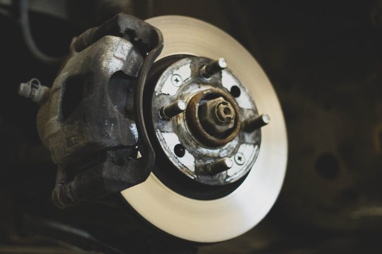 Jakie są objawy uszkodzonego układu hamulcowego i kiedy natychmiast udać się do mechanika?